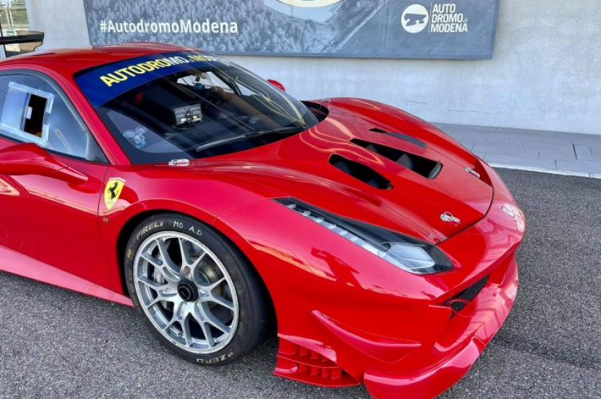Motor Valley Fest: amator za kierownicą bolidu Ferrari
