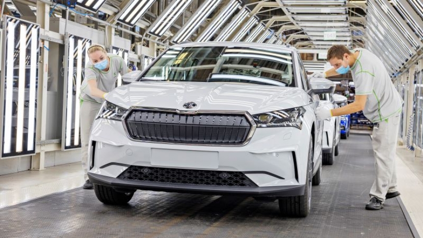 ŠKODA rozpoczęła seryjną produkcję elektrycznego SUV-a ENYAQ iV