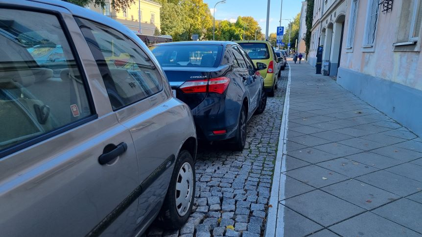 Parkowanie na chodniku … po staremu